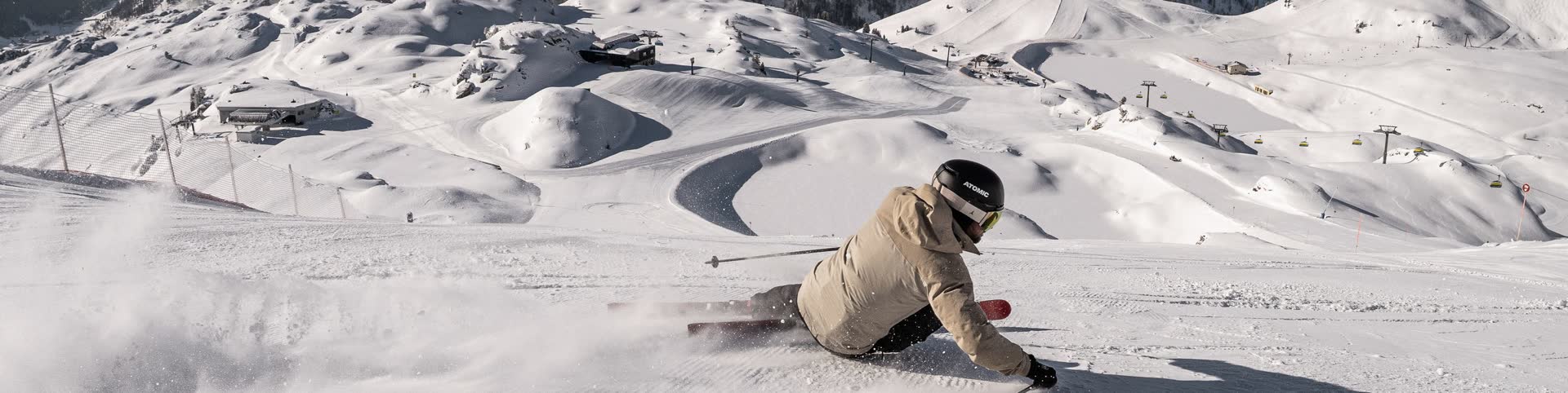 Skiër aan het carven op een geprepareerde piste in Obertauern