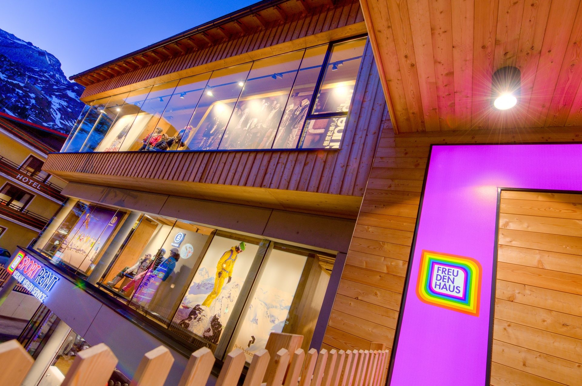 Verlicht FREUDENHAUS RENT-shop in Obertauern in het blauwe uur, gevel met logo