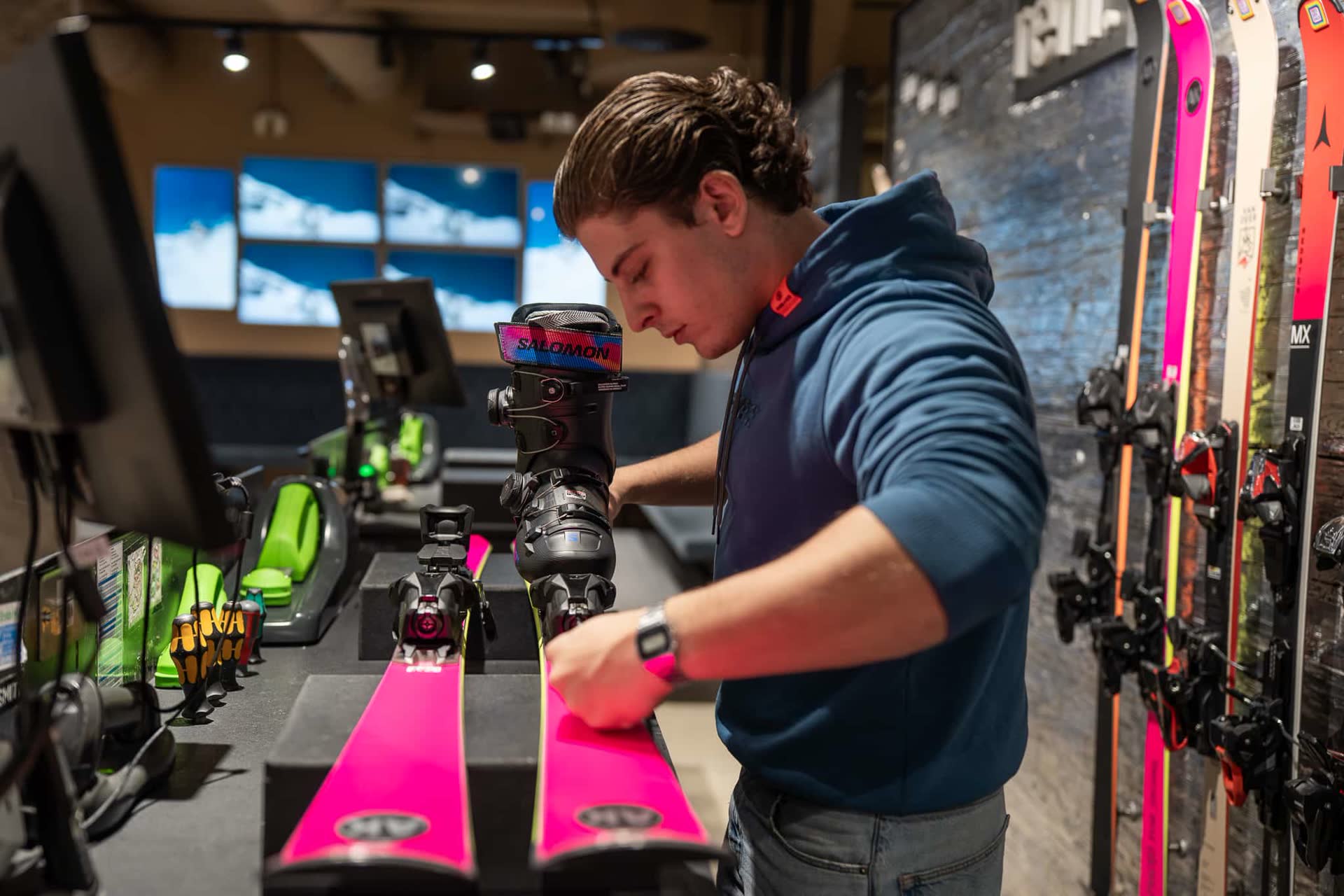 Skiservice-werkplaats in het FREUDENHAUS Obertauern: ski’s op de slijpmachine