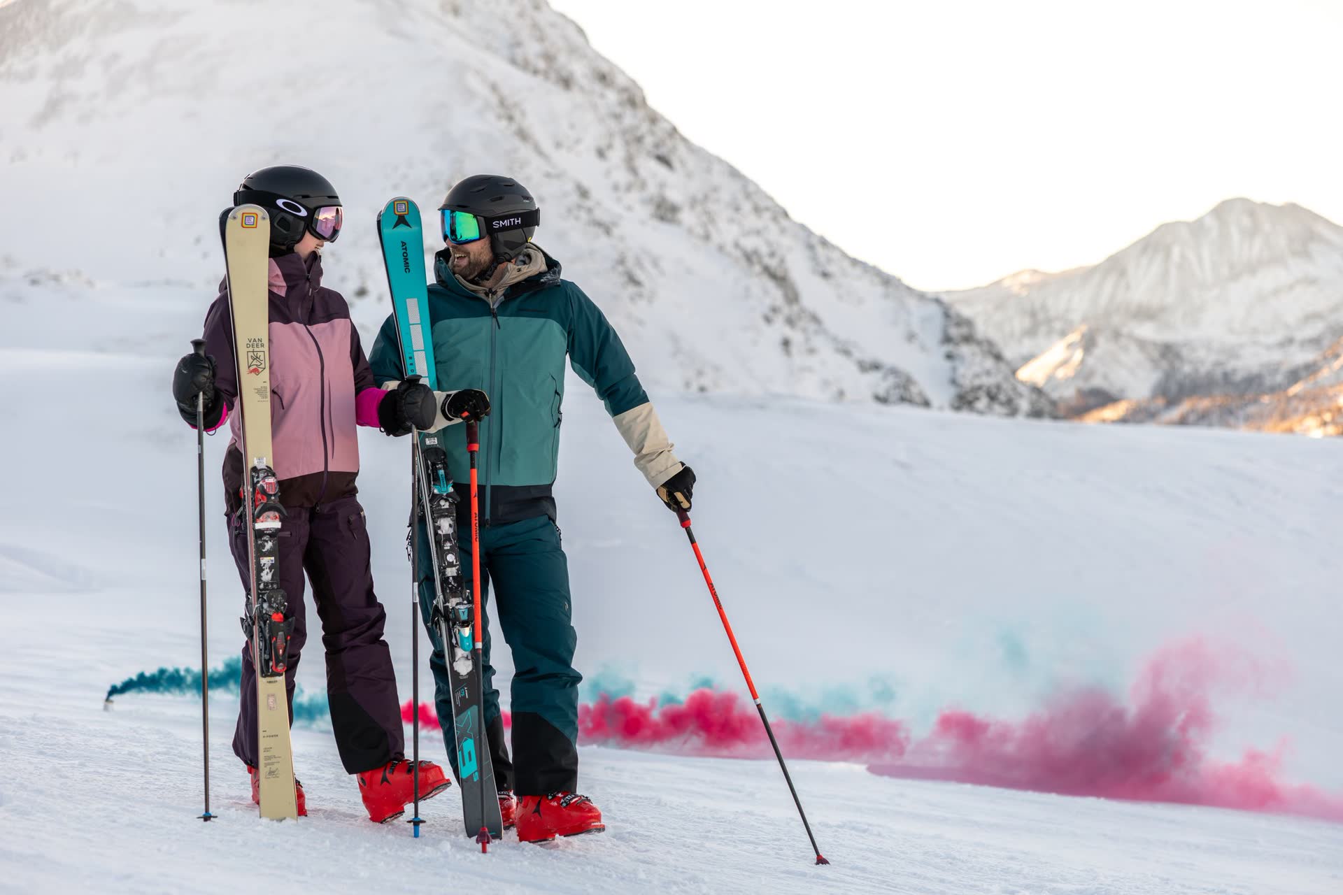 Stel met actuele skimodellen op de topkam in Obertauern