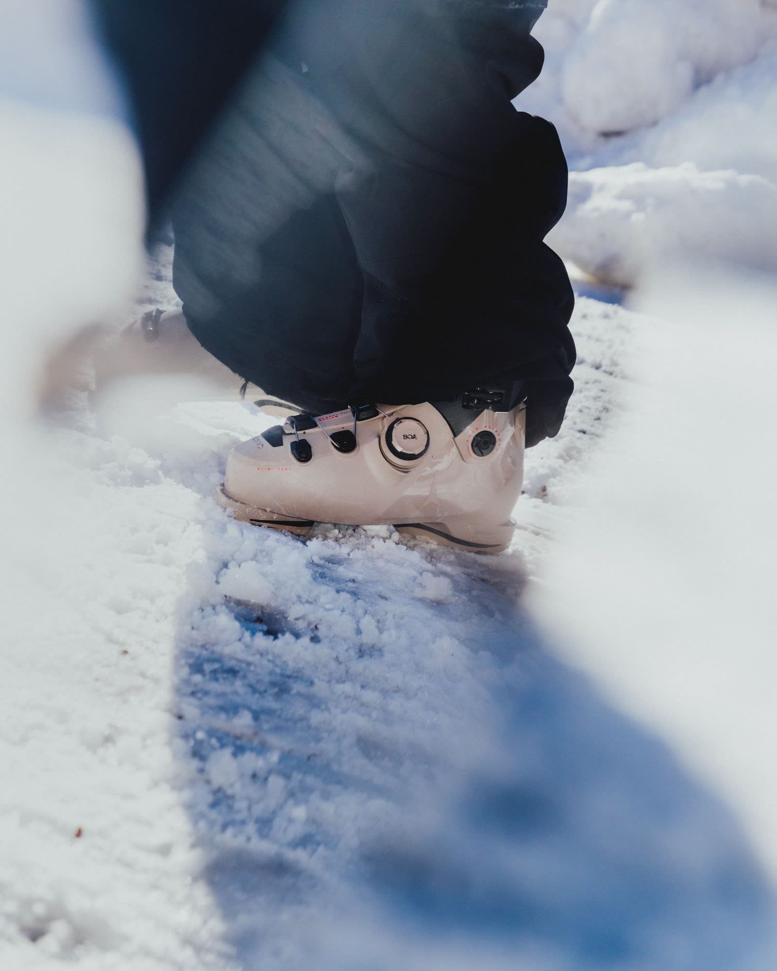 Crèmekleurige skischoen met BOA-draaiknop in de sneeuw in Obertauern